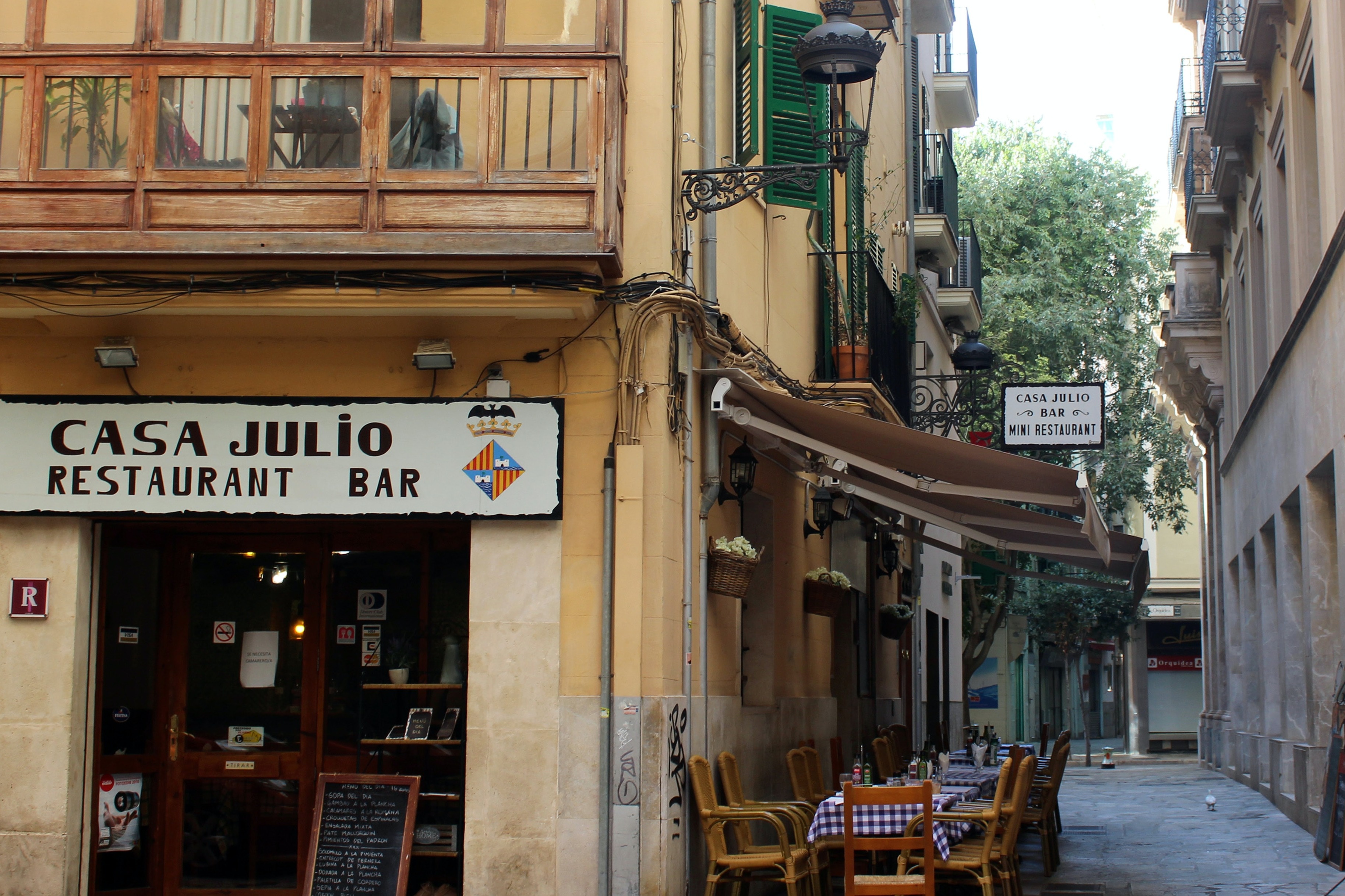 A restaurant picture with outdoor table setting.