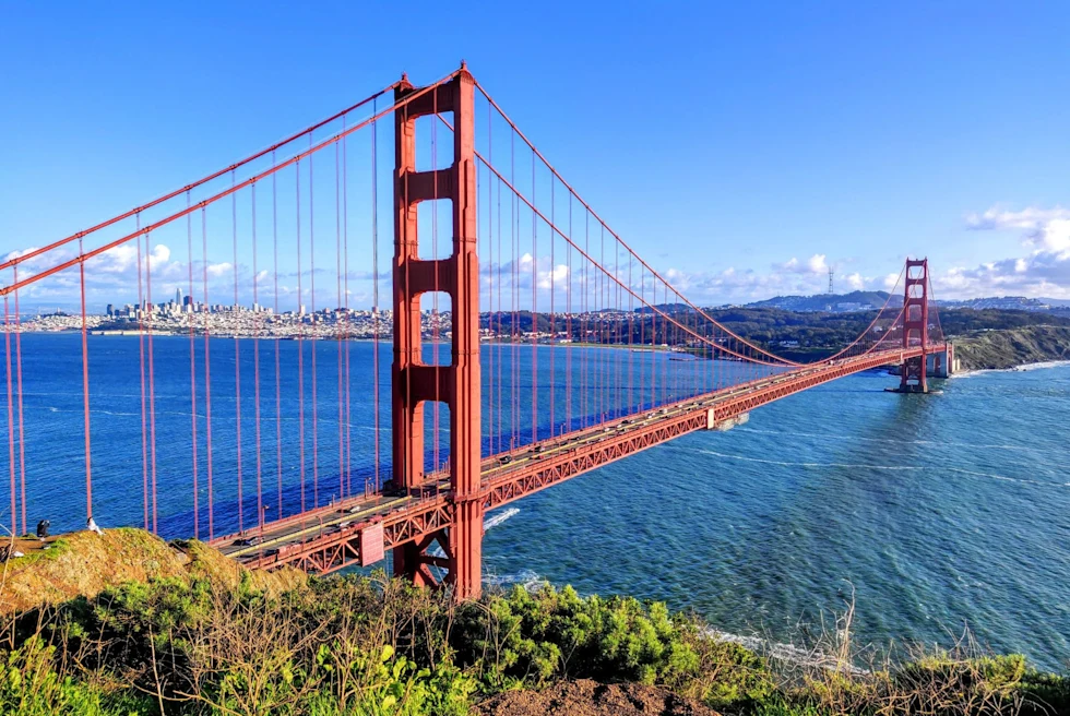 golden gate bridge on a sunny day