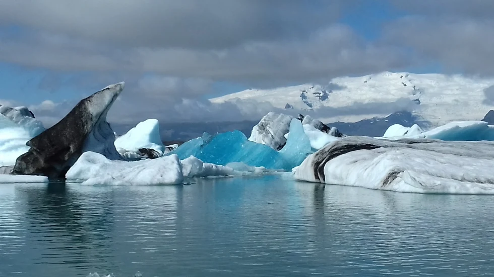 Jökulsárlón Glacier Lagoon on an Iceland Itinerary – blue and white glaciers floating in a lake.