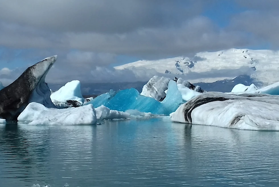 Jökulsárlón Glacier Lagoon on an Iceland Itinerary – blue and white glaciers floating in a lake.