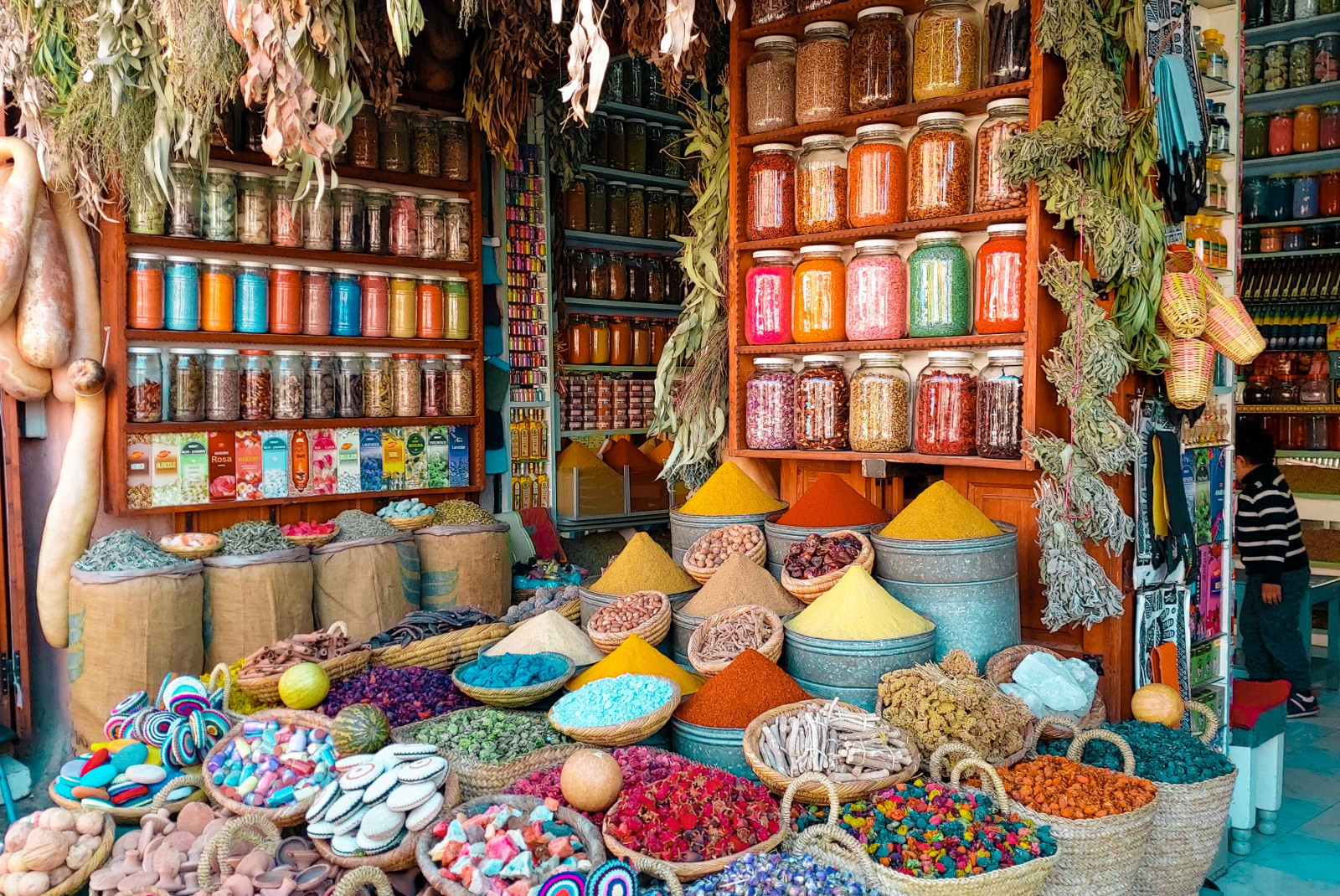 bowls of spices at a market during daytime