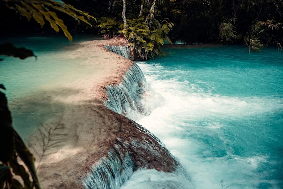 Blue water in a beach sticking its boundary.