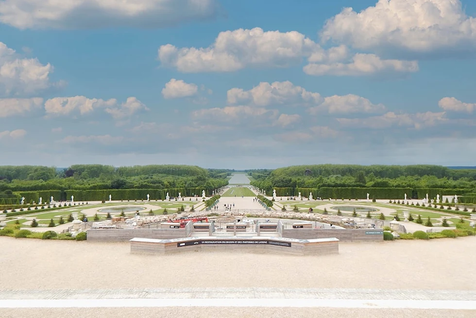 large garden and fountain during daytime