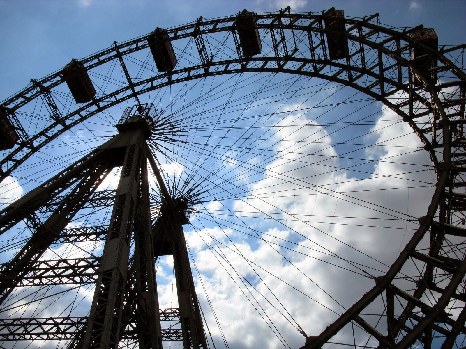 Ferris Wheel with sky view