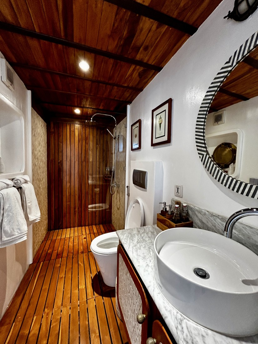 The bathroom of the private cabin.