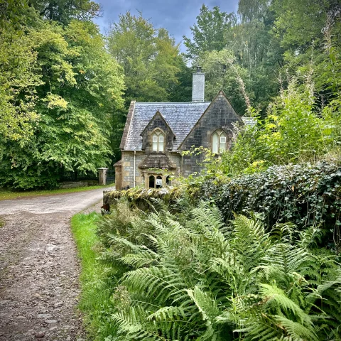Scottish Highlands cottage picture during daytime