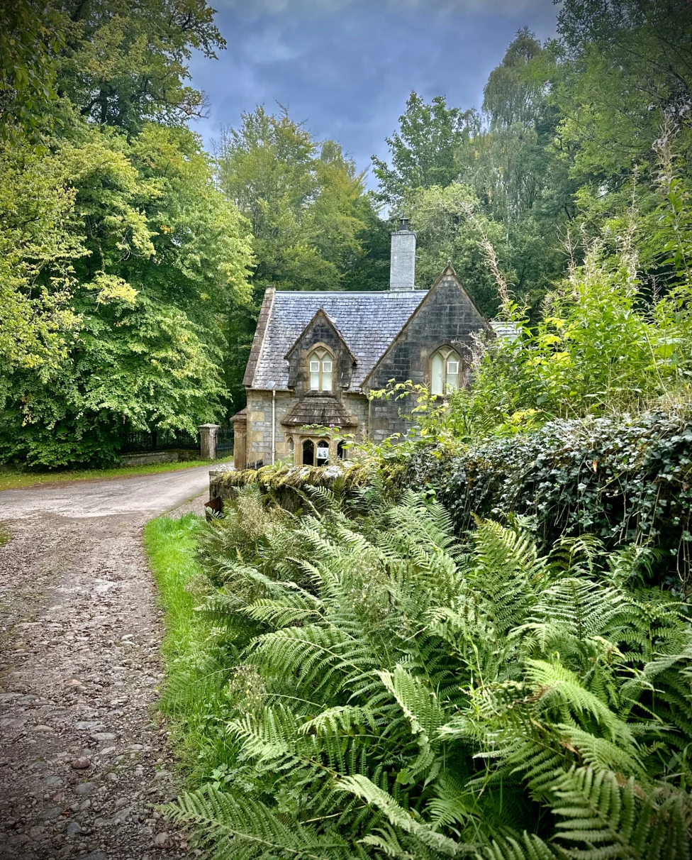 Scottish Highlands cottage picture during daytime