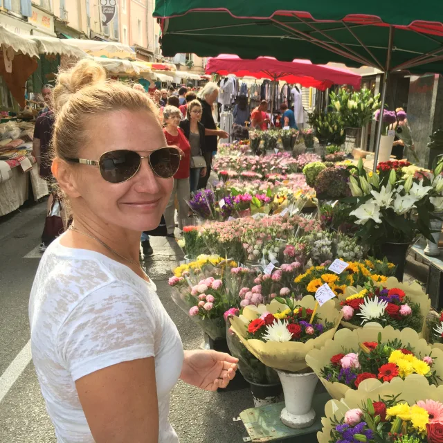 Elizabeth Attie buying flowers