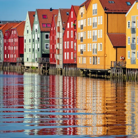 colorful houses next to the water during daytime