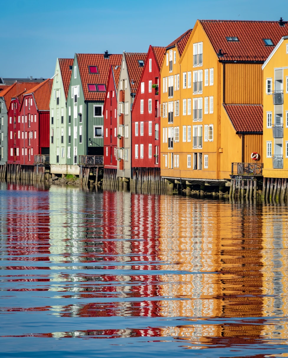 colorful houses next to the water during daytime