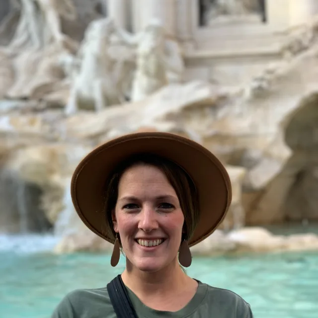 Picture of Leanne at Trevi Fountain wearing a hat