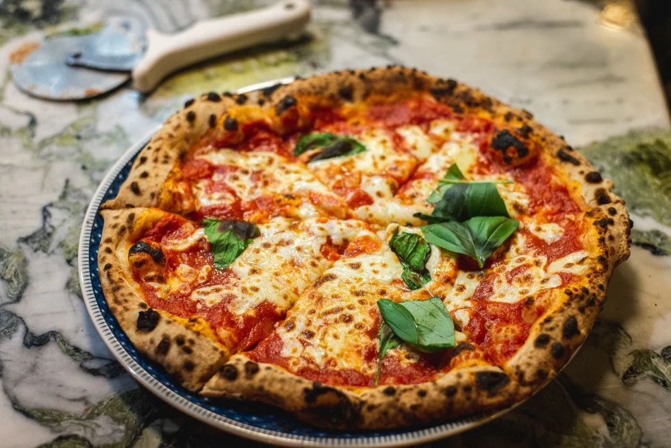 A margarita pizza with tomato sauce, cheese and fresh basil. 