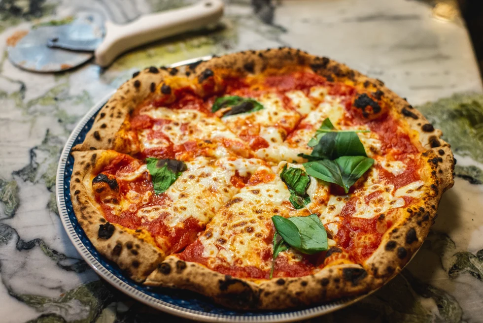 A margarita pizza with tomato sauce, cheese and fresh basil. 