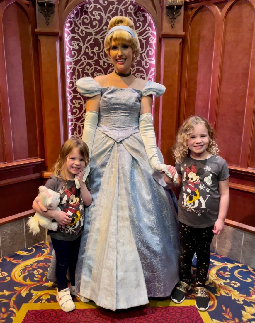 Kids posing with Cinderella
