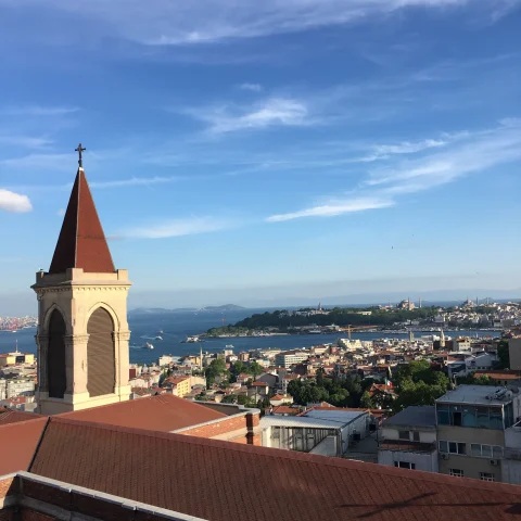 building overlooking city and the ocean during daytime