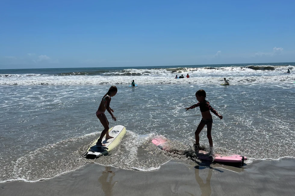 Learn how to surf in the surf schools of Cocoa Beach, Orlando.