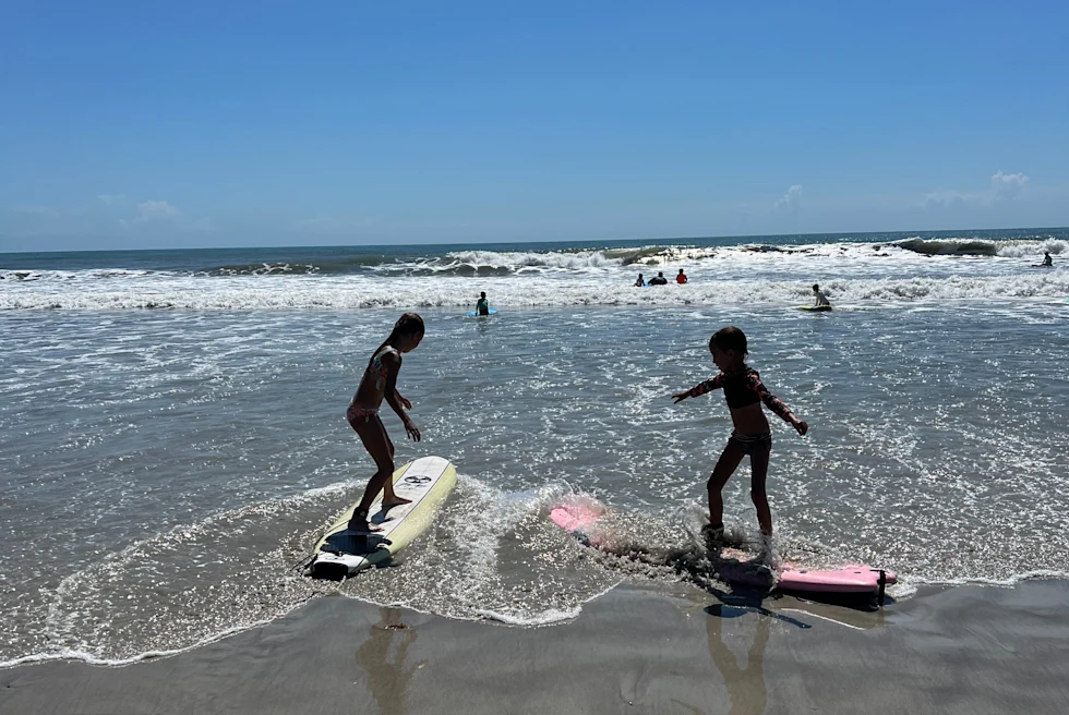 Learn how to surf in the surf schools of Cocoa Beach, Orlando.