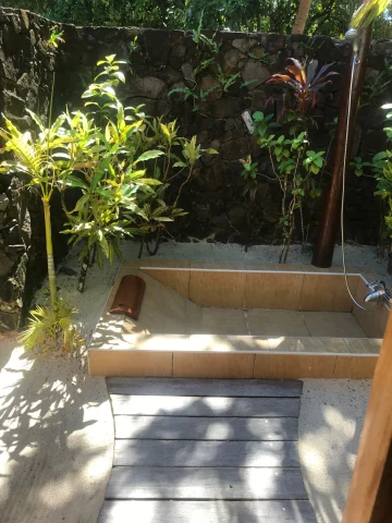 beach villa outdoor bath - Jan Bonville 