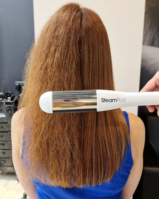 SteamPod is a straightener and curling iron in one. We care about the quality of your hair during styling. The steam emitted through the nozzles activates the active ingredients found in cosmetics designed for the SteamPod device. As a result, SteamPod allows us to style our hair twice as fast, leaving it twice as smooth and 91% less damaged. instagram-image3