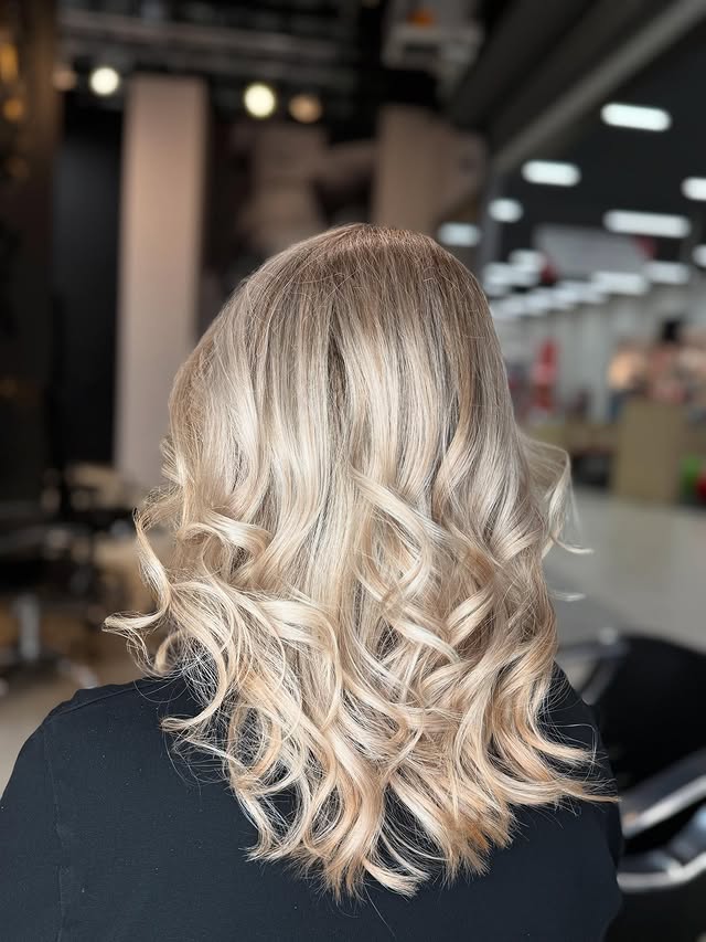 Beautiful blonde hair by @lorealpro ✨
Curls full of shine and volume – perfect for any style 💛 Created by: Eliza 💇🏼♀️ instagram-image2