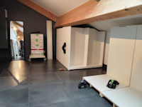 Egger W980 blanc Kaolin. poignée de tirage Alu anodisé noire au Ml. Guidage au sol des meubles avec butée. 