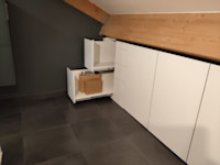 Egger W980 blanc Kaolin. poignée de tirage Alu anodisé noire au Ml. Guidage au sol des meubles avec butée. 