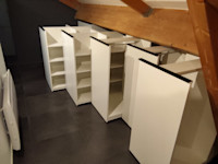 Egger W980 blanc Kaolin. poignée de tirage Alu anodisé noire au Ml. Guidage au sol des meubles avec butée. 