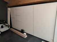 Egger W980 blanc Kaolin. poignée de tirage Alu anodisé noire au Ml. Guidage au sol des meubles avec butée. 