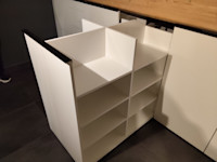 Egger W980 blanc Kaolin. poignée de tirage Alu anodisé noire au Ml. Guidage au sol des meubles avec butée.  