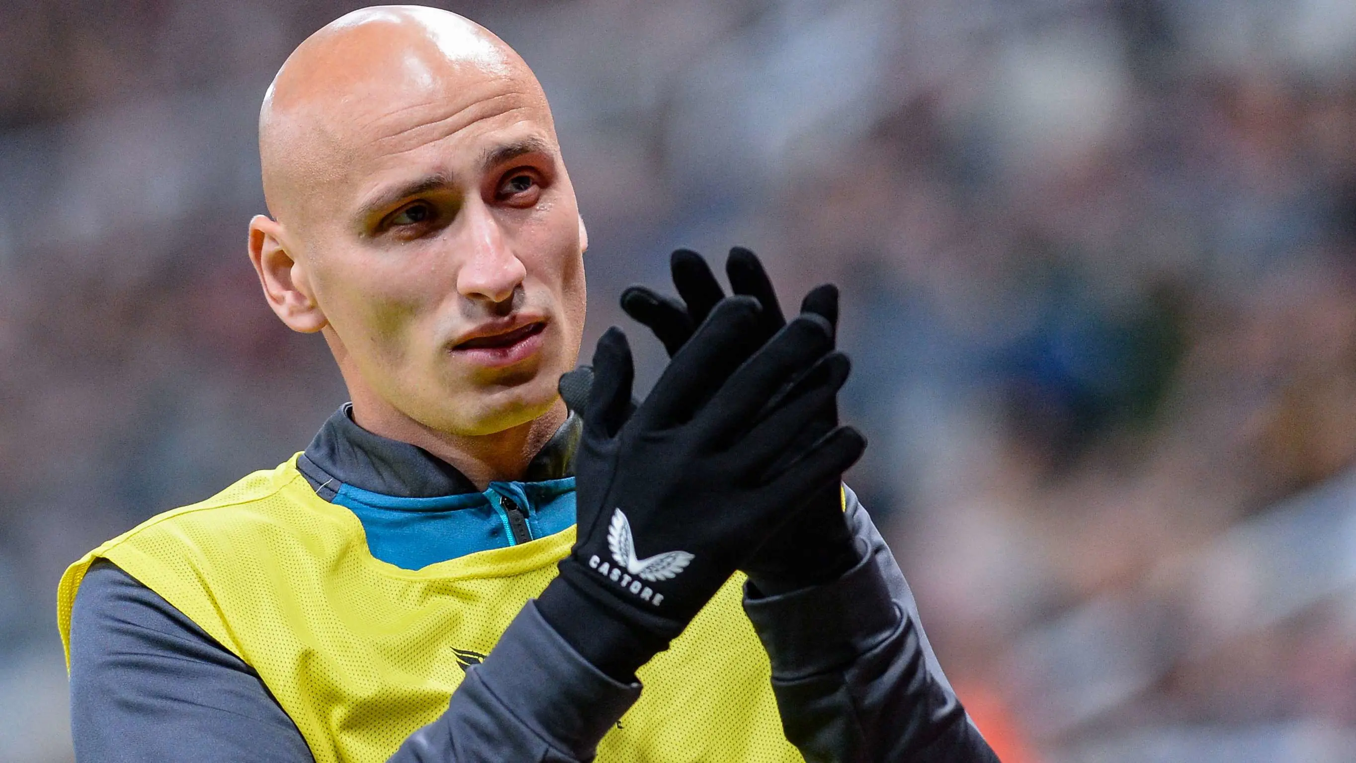 jonjo-shelvey-claps-fans