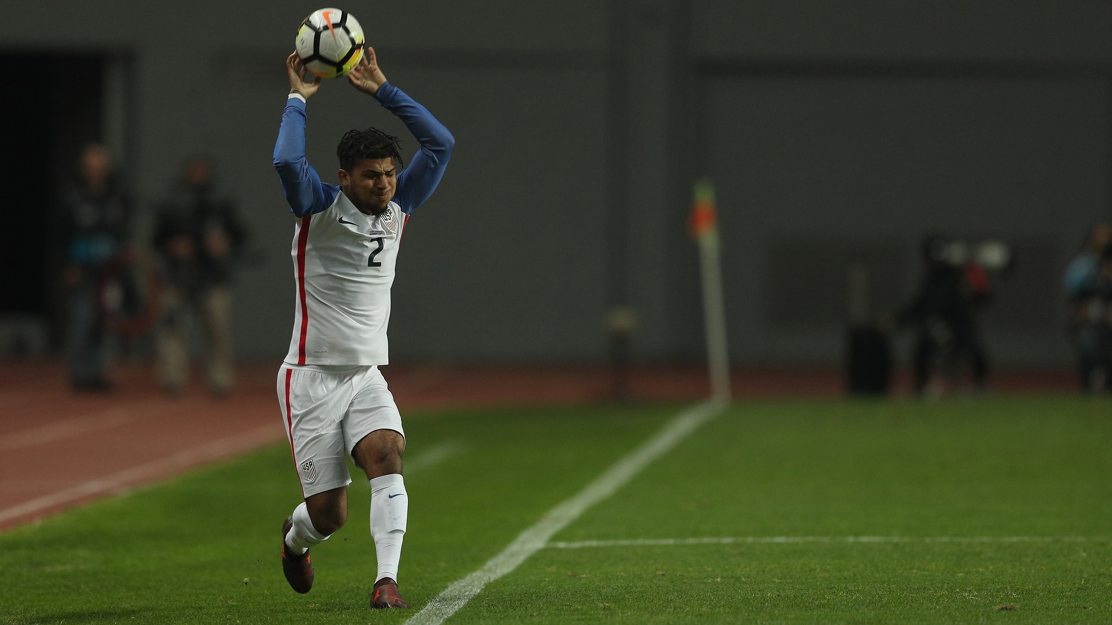 deandre-yedlin-usa-throw-in