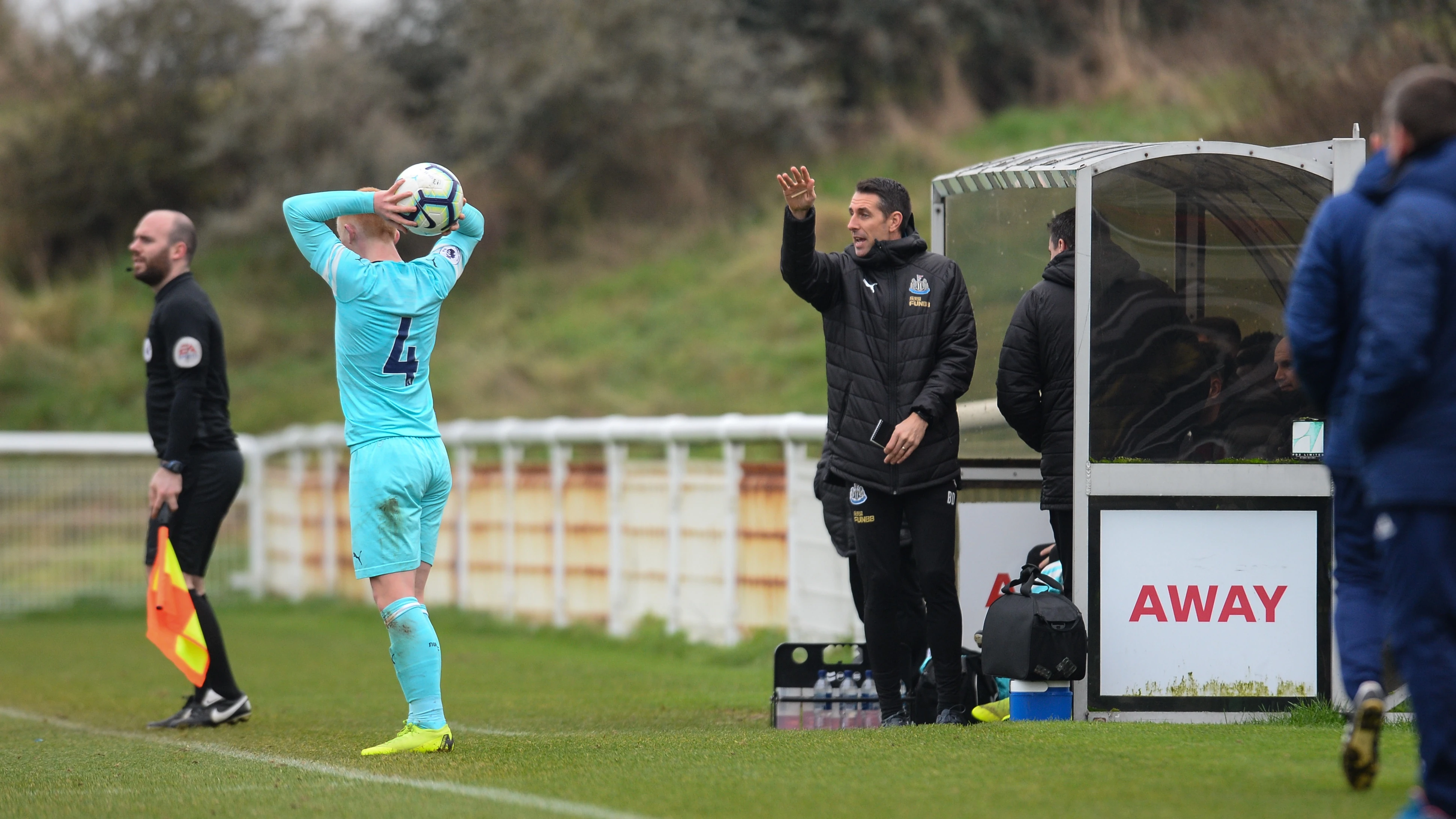 ben-dawson-sunderland-dugout