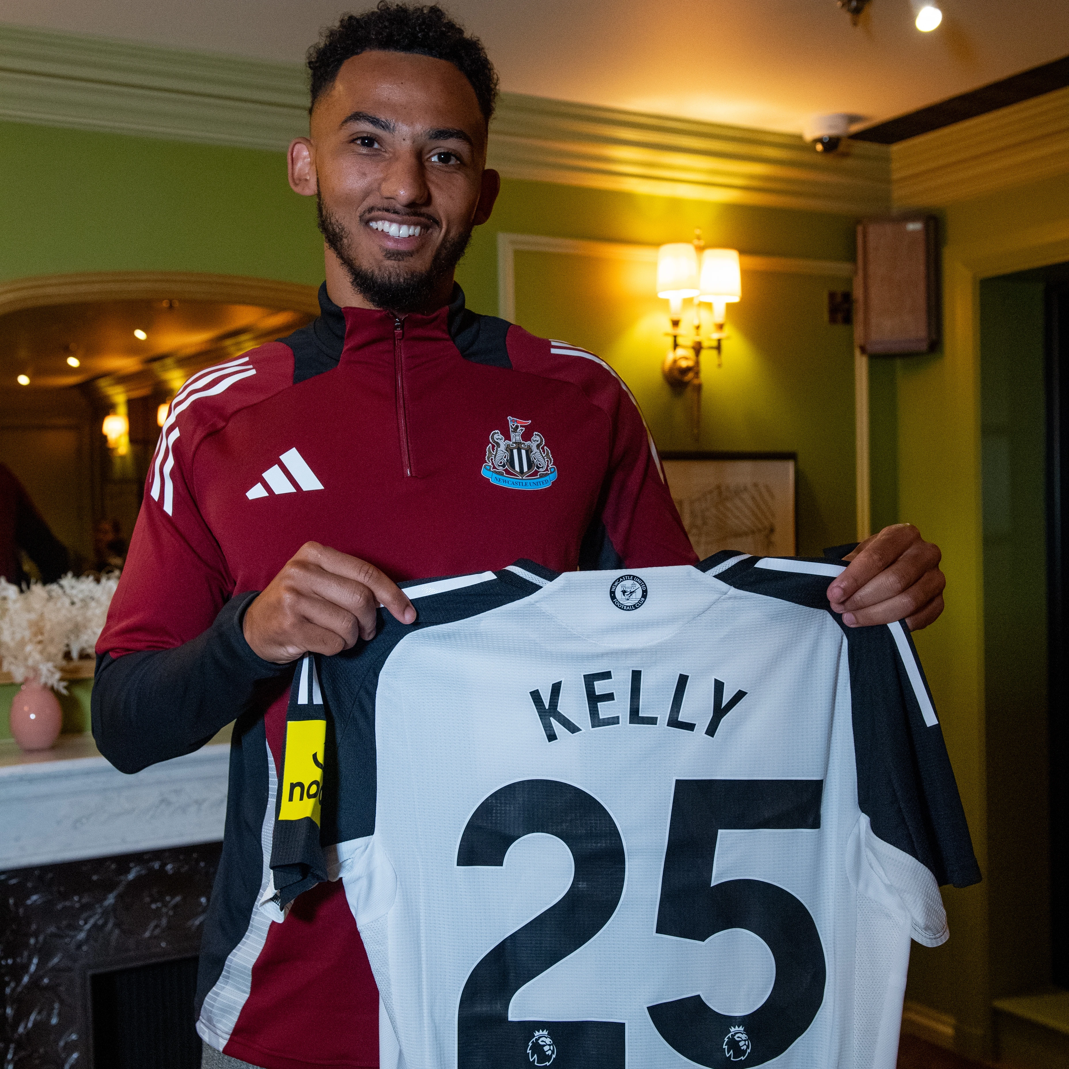 Lloyd Kelly signs gallery image 16