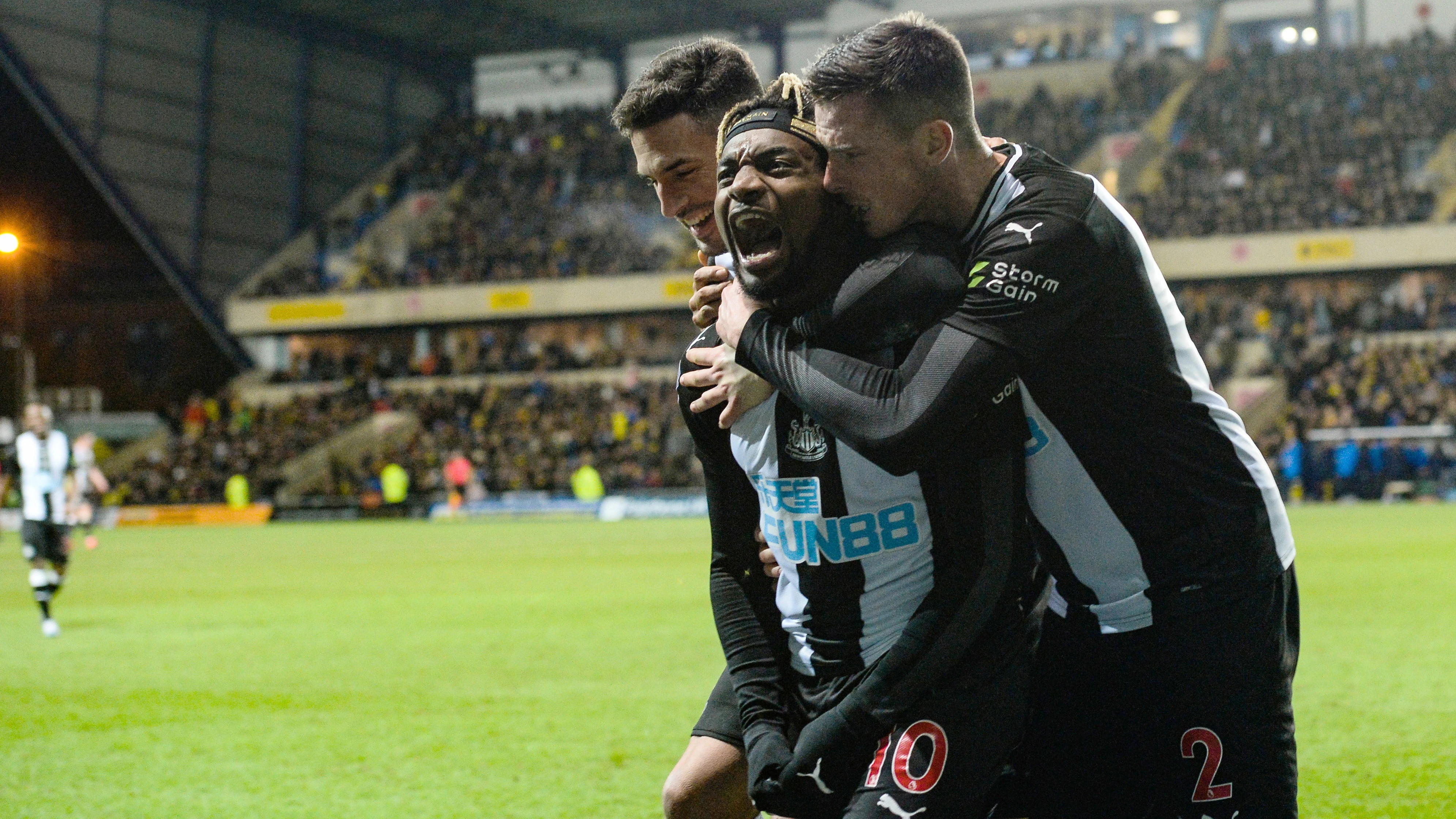 allan-saint-maximin-celebrates-goal-oxford