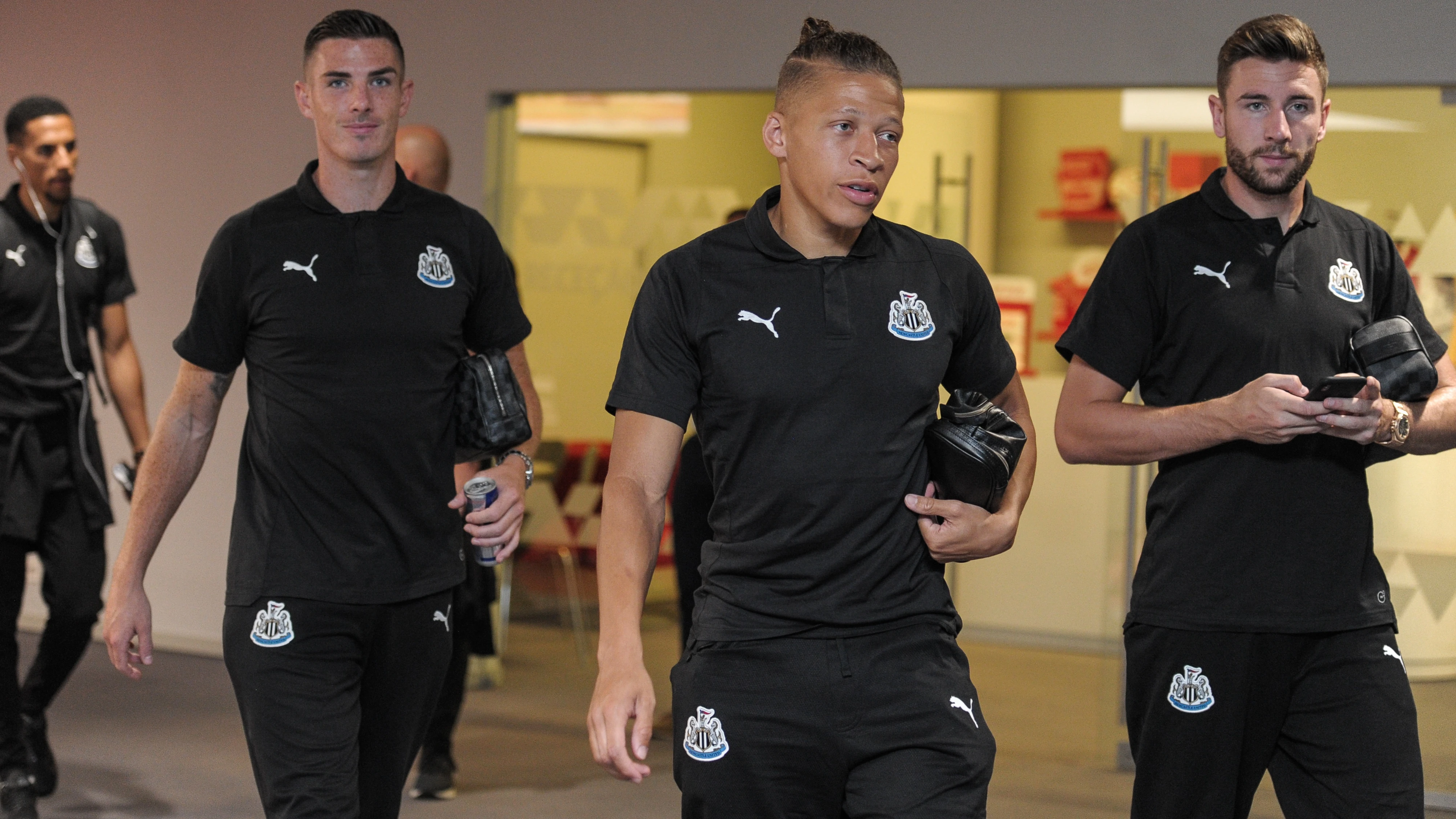 dwight-gayle-arrives-braga