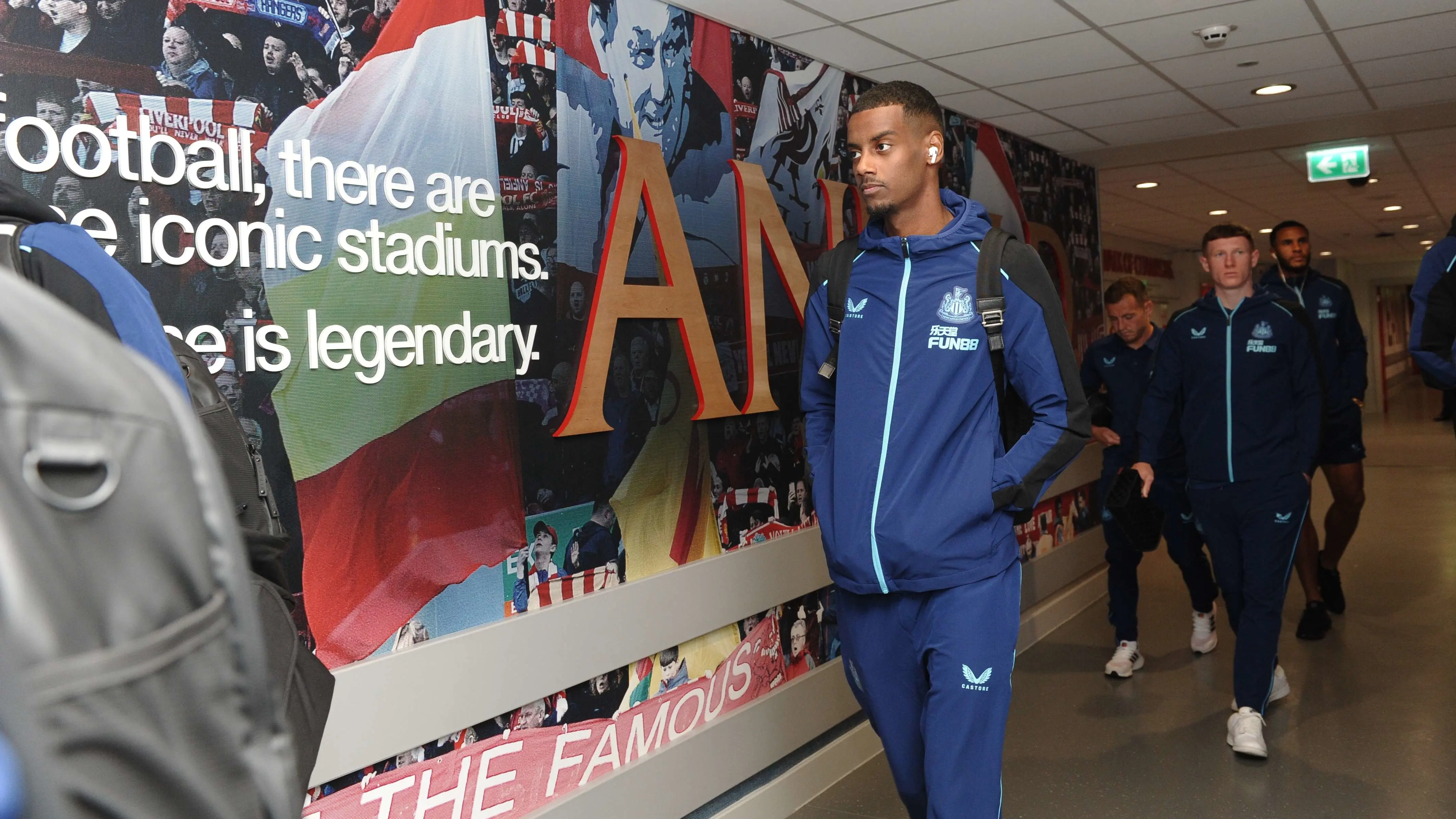 alexander-isak-arrives-liverpool