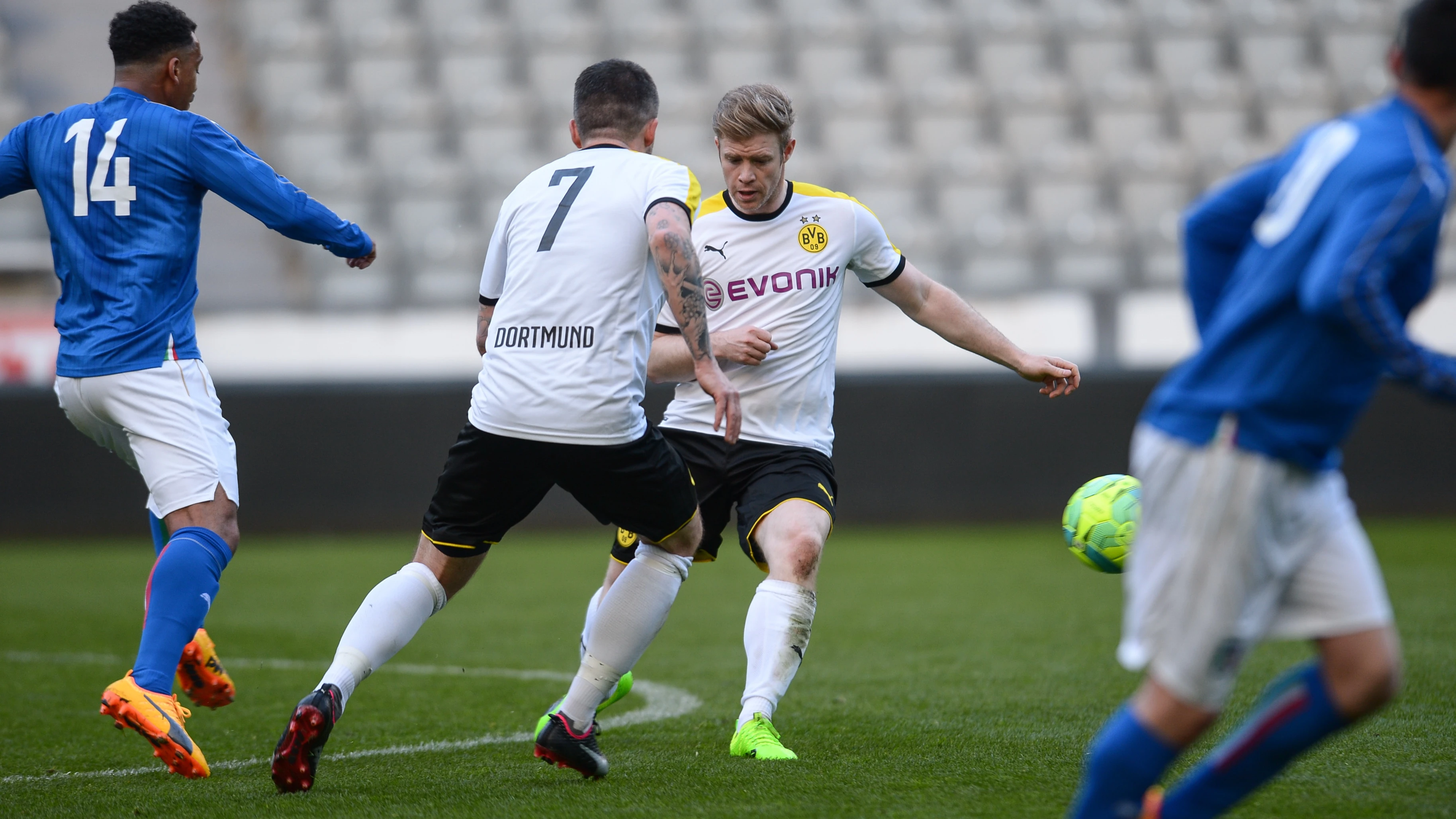 play-on-the-pitch-dortmund