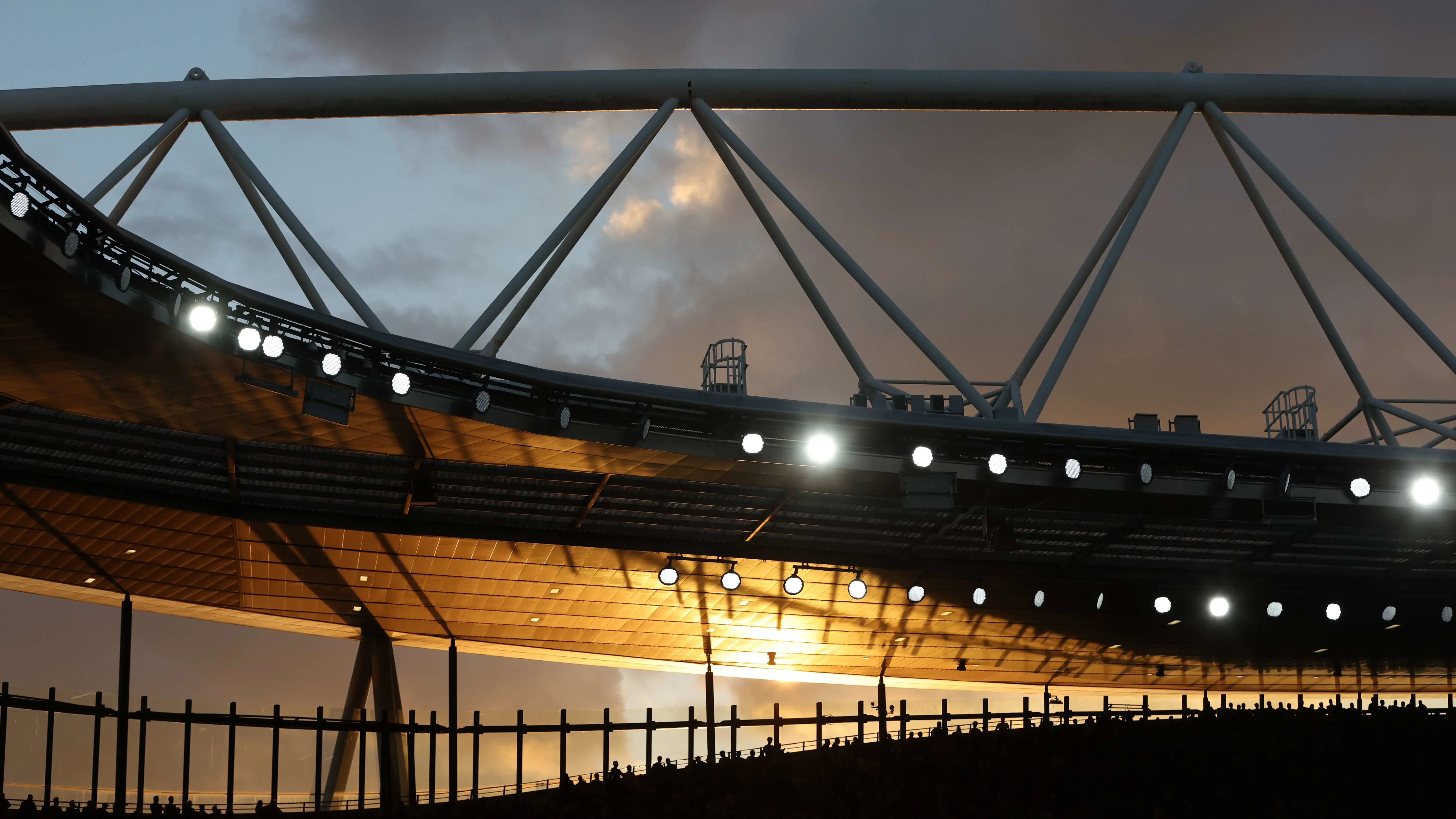 arsenal-emirates-stadium-roof