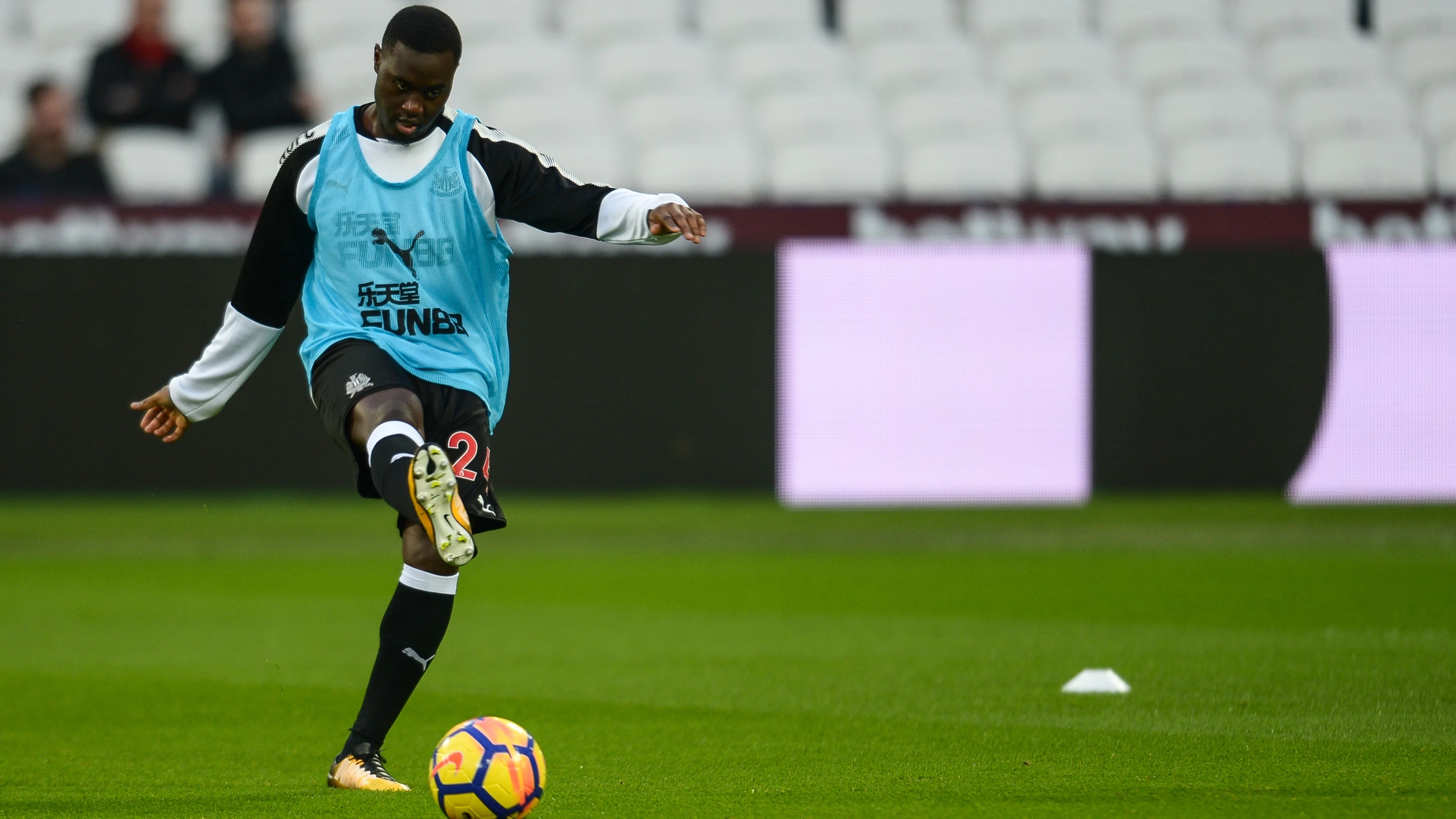 henri-saivet-warm-up-west-ham