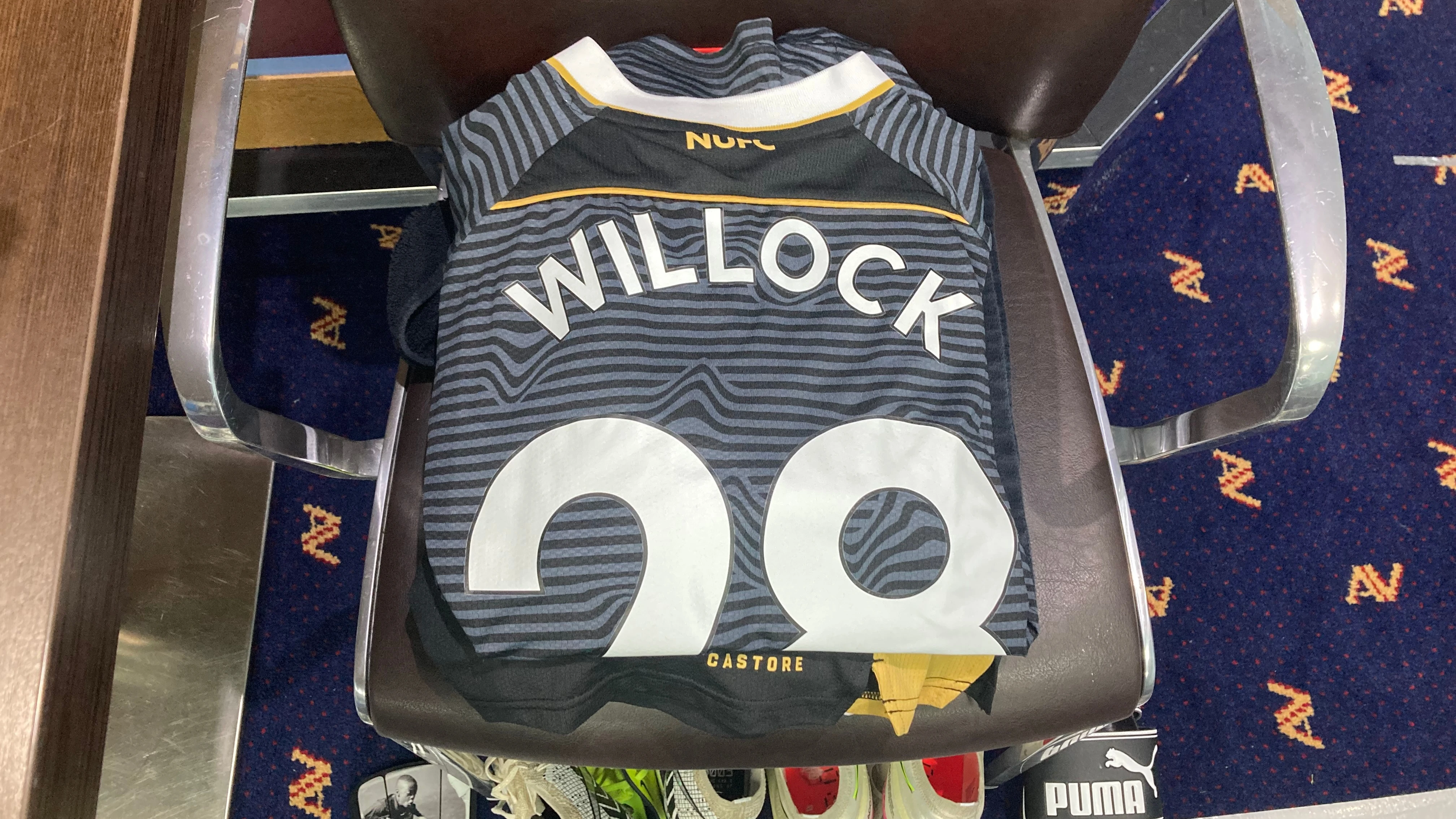 joe-willock-shirt-aston-villa