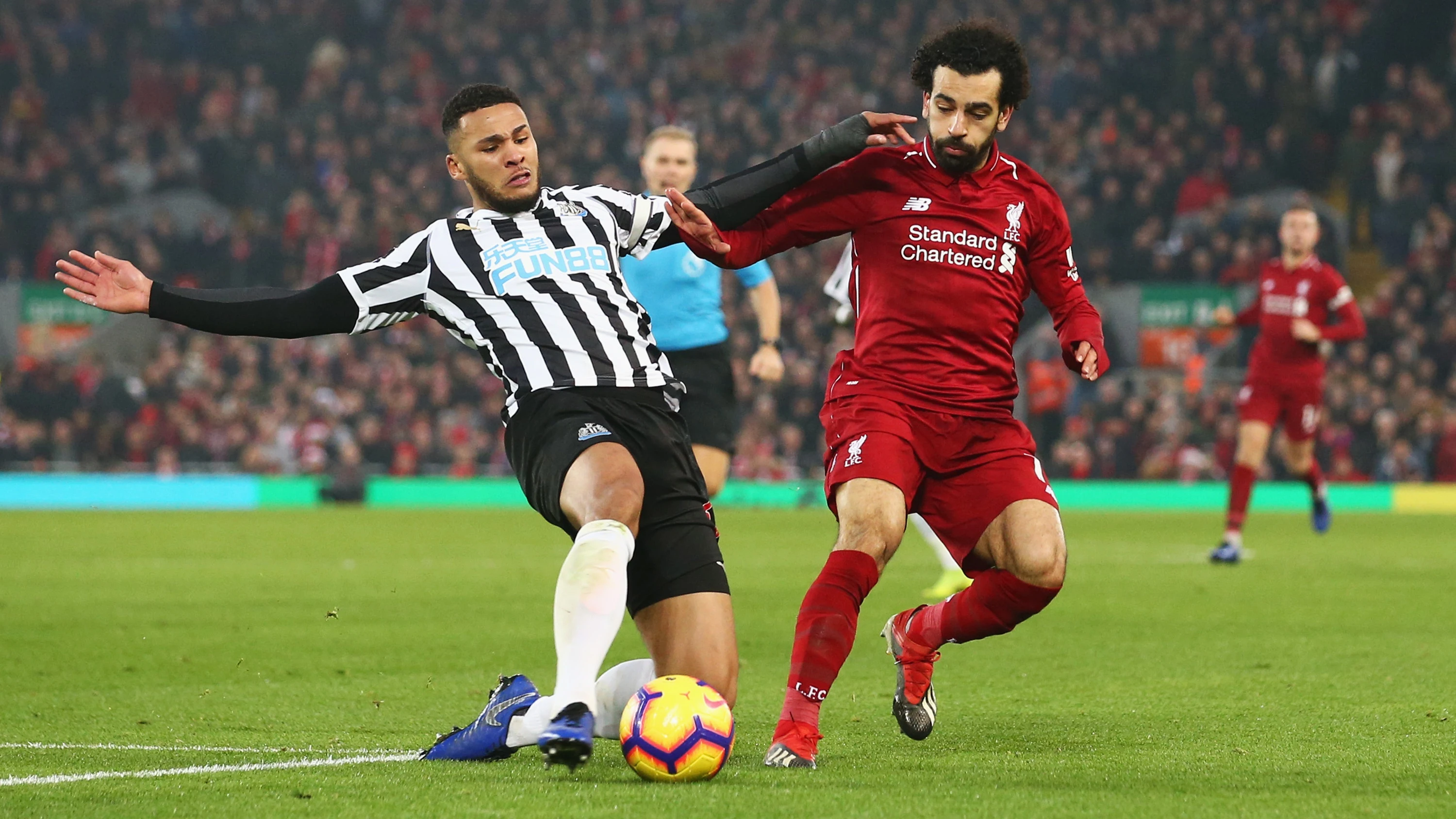 jamaal-lascelles-liverpool-tackle