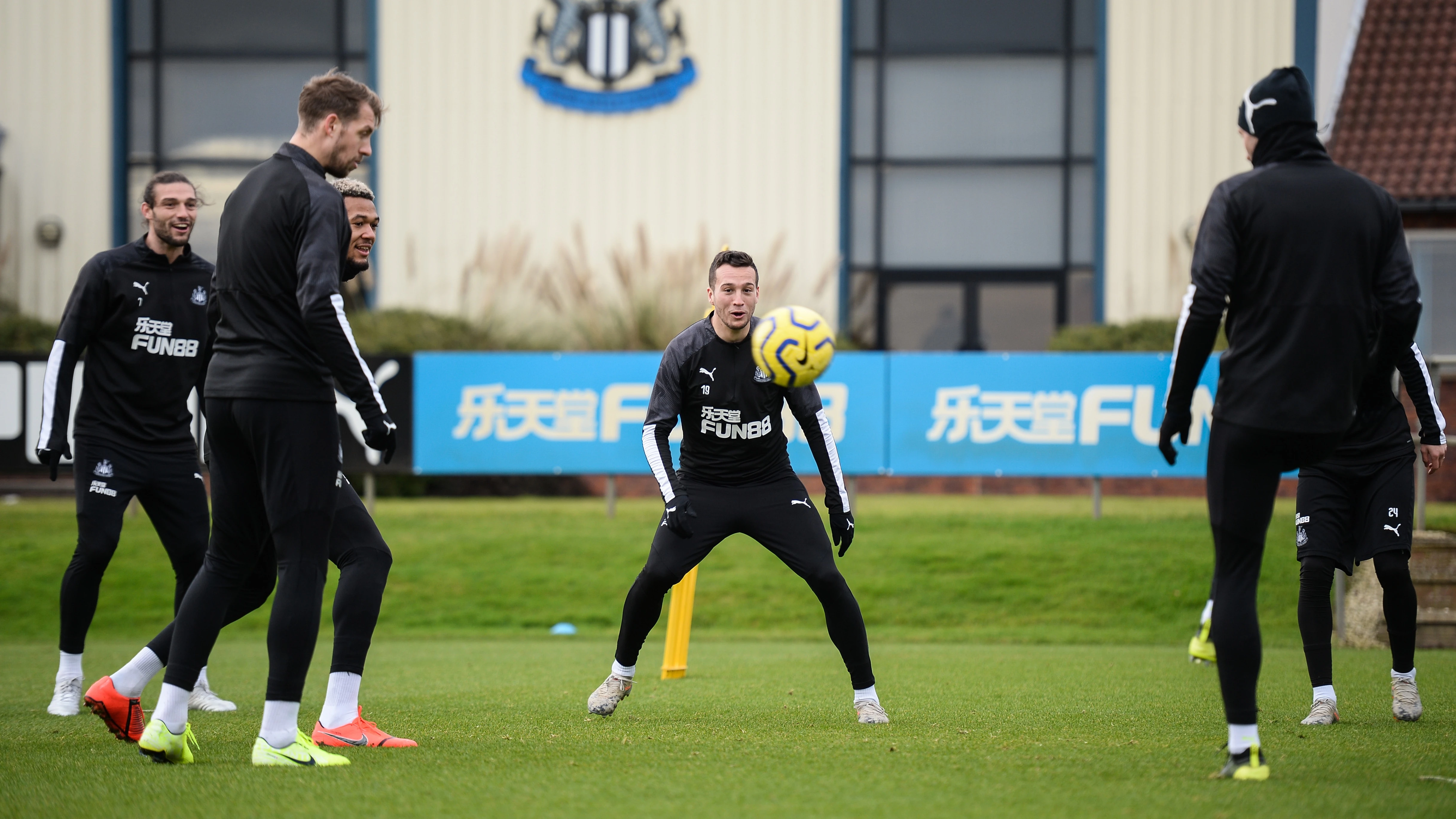 javier-manquillo-group-training