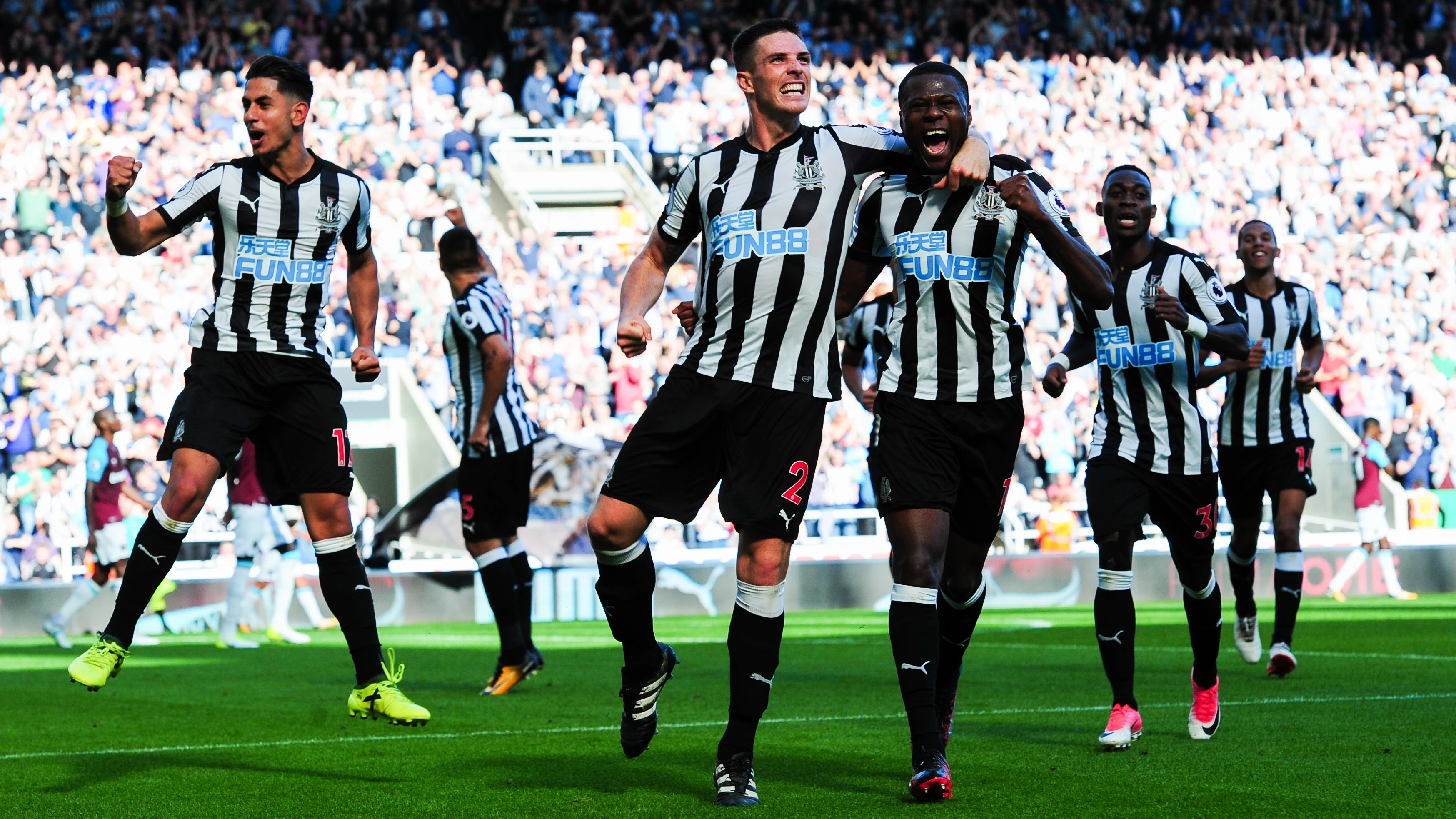 ciaran-clark-team-celebration-west-ham