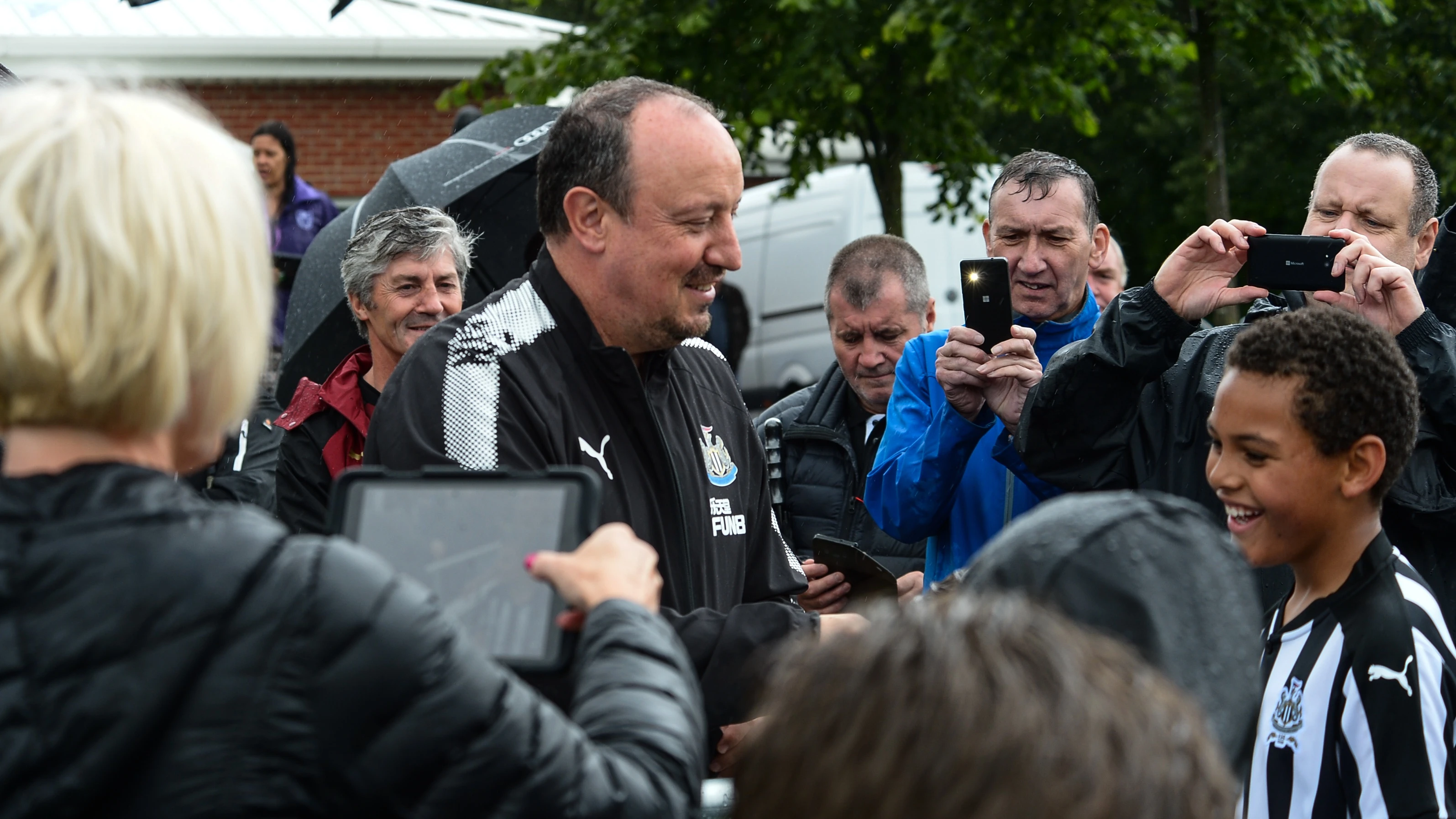 rafa-benitez-meets-fans