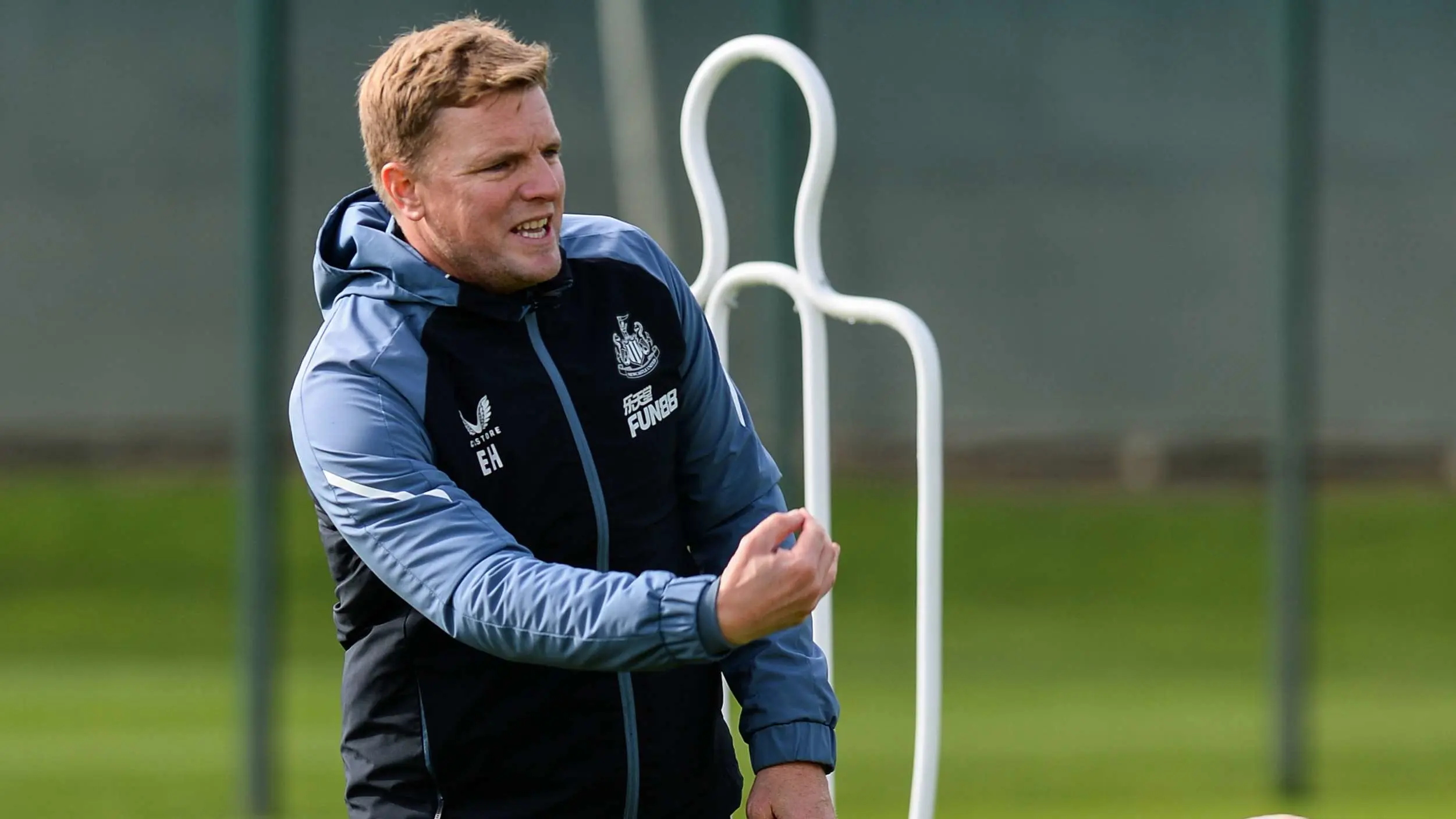 eddie-howe-throws-ball-training
