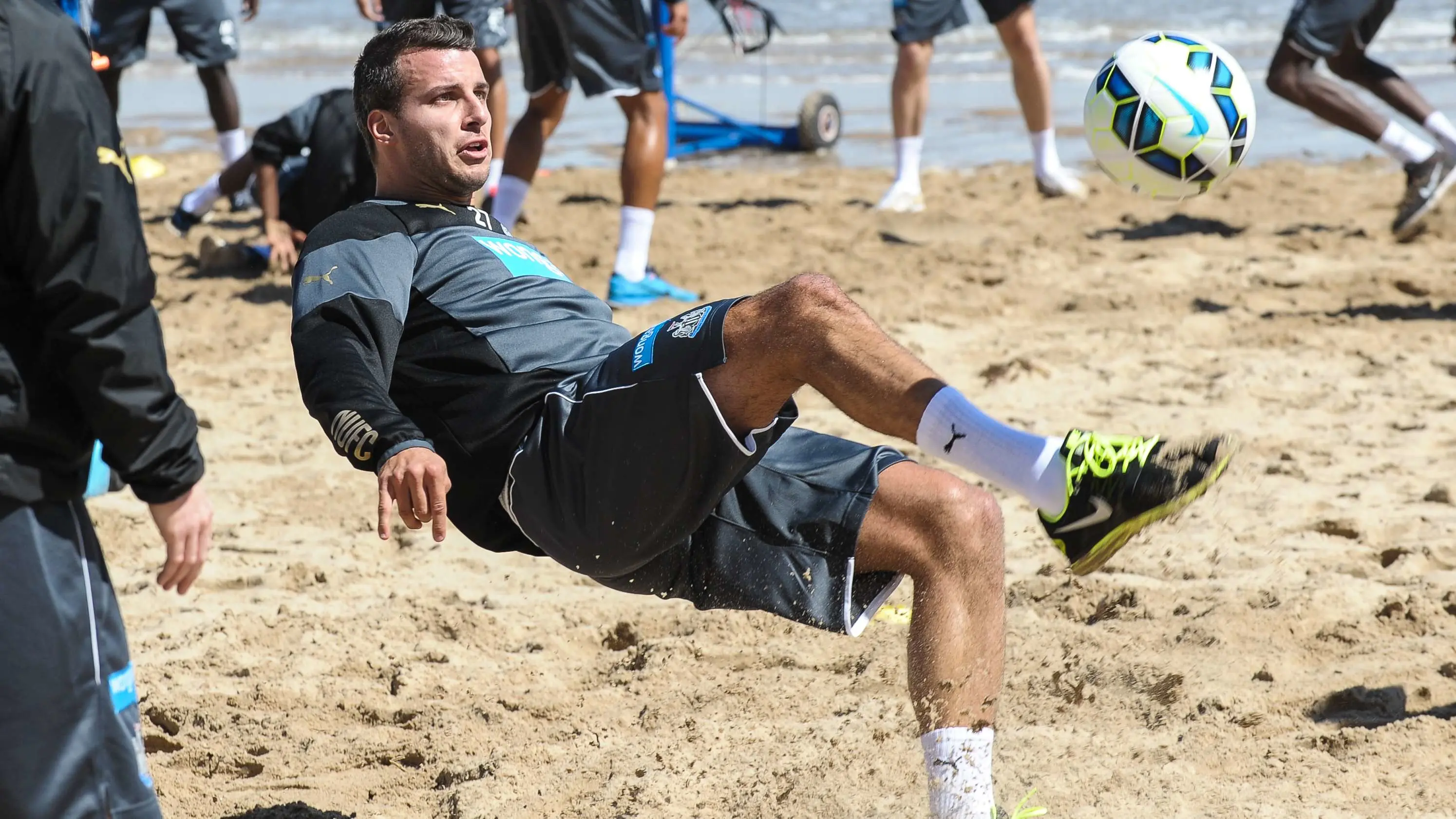 Steven Taylor trains beach image