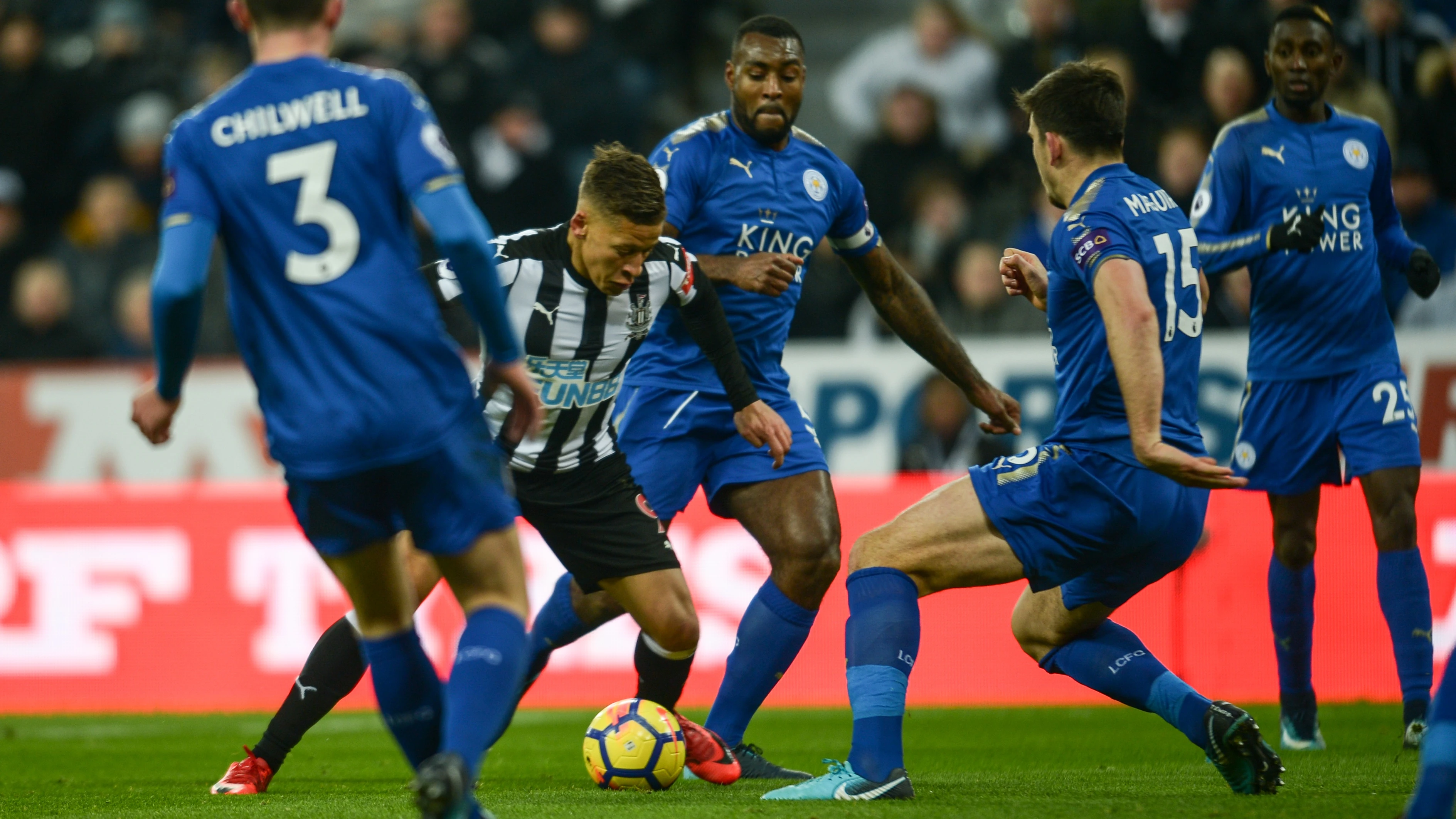 dwight-gayle-surrounded-leicester