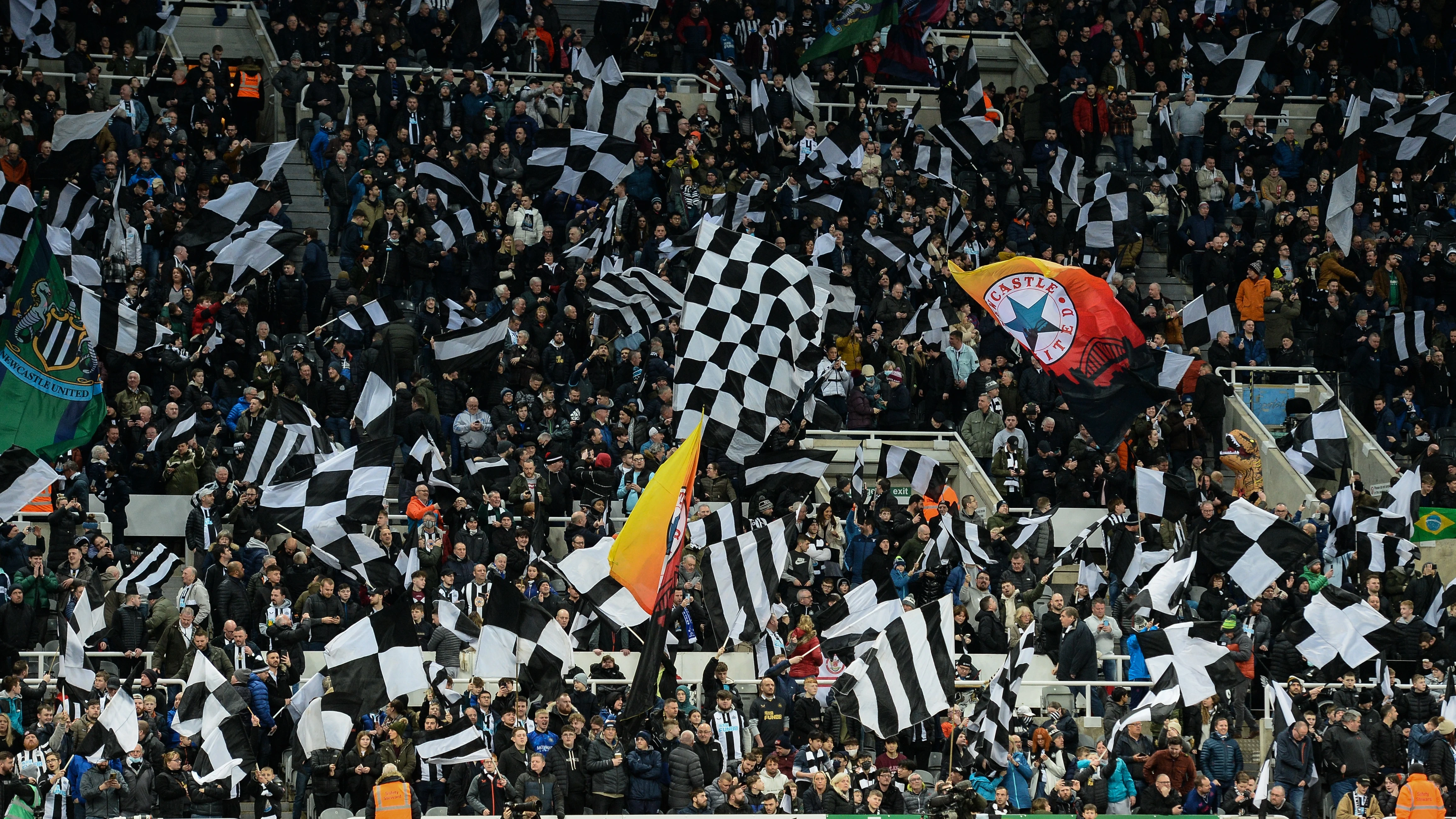 20220427-wor-flags-gallowgate-end