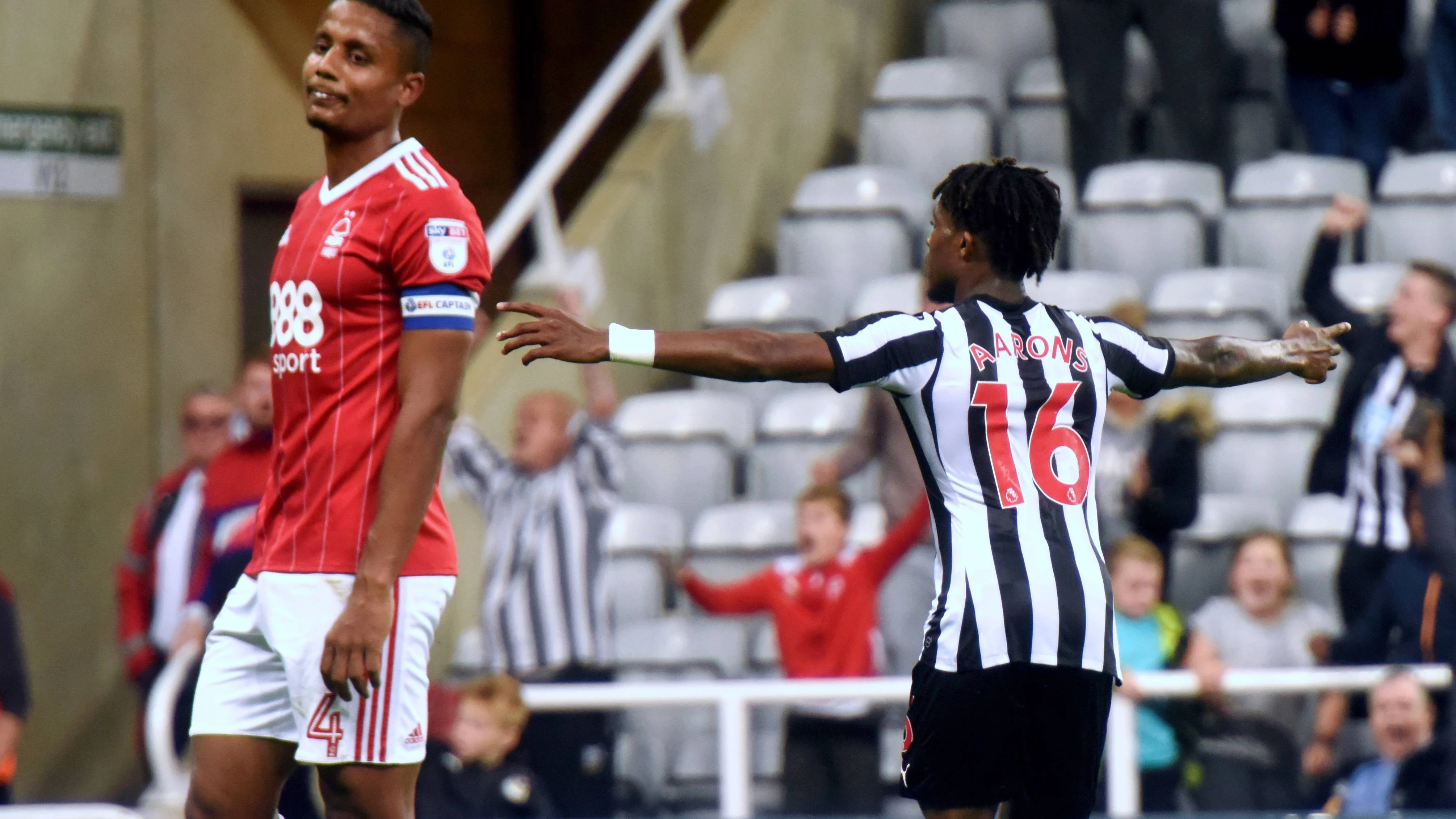 rolando-aarons-celebrates-nottingham-forest