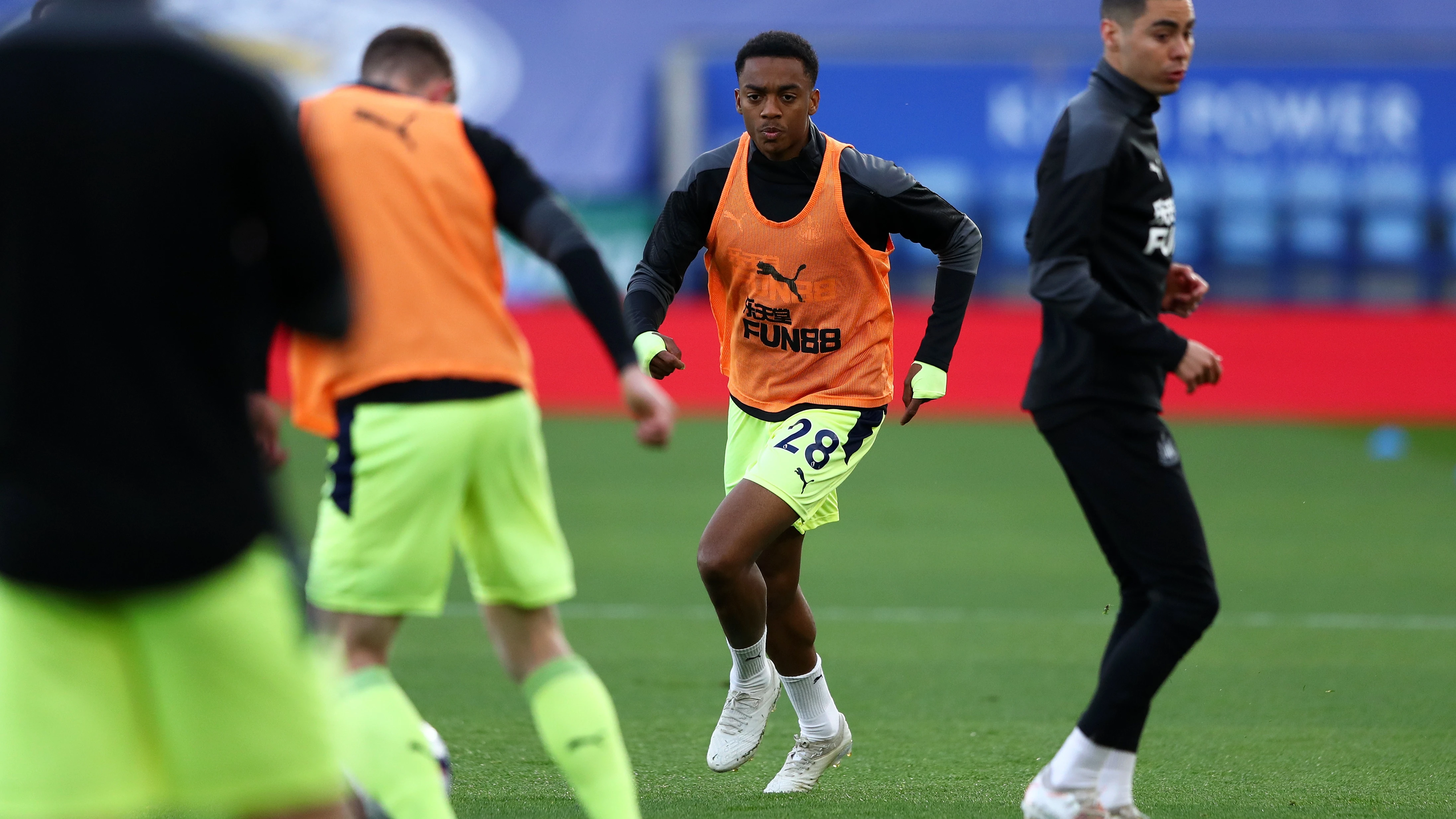 joe-willock-warm-up-leicester